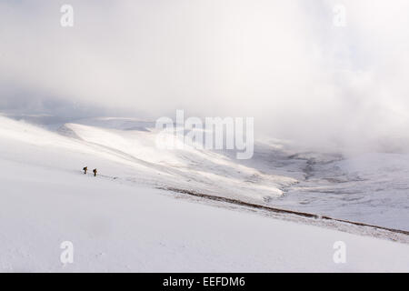 Figuren zu Fuß auf Pen y Fan in den Brecon Beacons, der höchste Berg der UK südlich von Snowdonia. Stockfoto