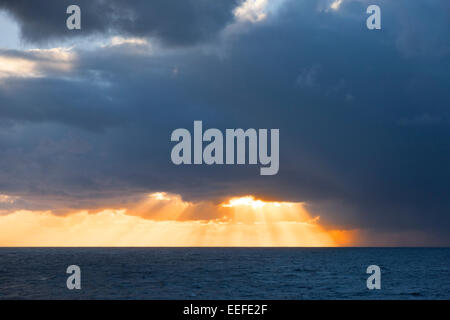 Die Sonne durch die Wolken auf See rund um die Kanarischen Inseln. Stockfoto