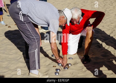 Benidorm, Costa Blanca, Spanien, Europa. Samstag, 17. Januar 2015. Das schöne Wetter wird voraussichtlich um an diesem Wochenende nach Wochen mit warmen sonnigen Wetter tagsüber Höchststände 22 ° c in der Sonne zu ändern. Ältere französische und niederländische Urlauber Ball spielen am Strand. Bildnachweis: Mick Flynn/Alamy Live-Nachrichten Stockfoto