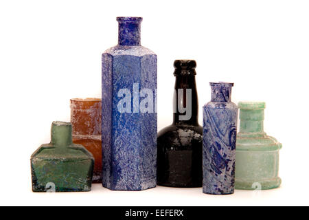 Alte antike Glasflaschen in verschiedenen Farben auf weißem Hintergrund. Stockfoto