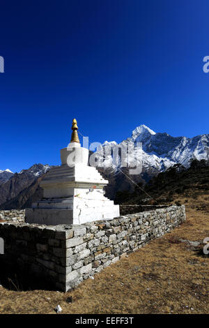 Budhist Stupa, Khumjung Dorf, Everest base camp Trek, Solukhumbu Bezirk, Khumbu-Region, Ost-Nepal, Asien. Stockfoto