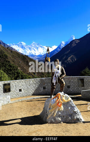 Sherpa Tenzing Norgay Memorial Stupa, Namche Bazar Dorf, Everest base Camp trek, Sagarmatha Nationalpark, Khumbu-Region, eas Stockfoto