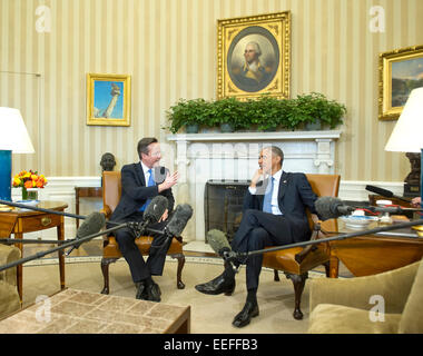 Washington DC, USA. 16. Januar 2015. US-Präsident Barack Obama trifft Premierminister David Cameron des Vereinigten Königreichs im Oval Office des weißen Hauses in Washington, DC am Freitag, 16. Januar 2015. Bildnachweis: Dpa picture Alliance/Alamy Live News Stockfoto