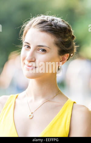 Glückliche junge Brautjungfer Girl Portrait Stockfoto