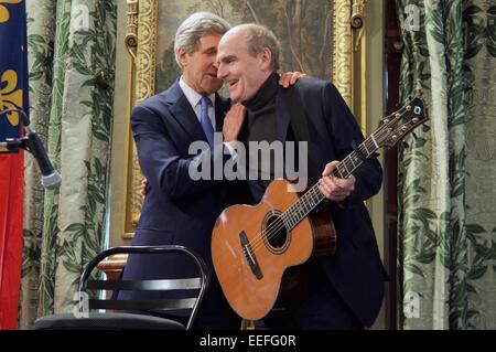 US-Außenminister John Kerry umarmt Sänger James Taylor nach seinem Gesang "Sie ve Got a Friend" bei einer Veranstaltung im Rathaus von Paris, die Opfer der Terroranschläge in der französischen Hauptstadt zu Ehren 16. Januar 2015 in Paris, Frankreich. Stockfoto