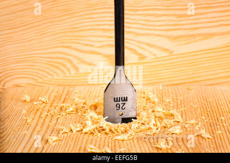 Bohren mit flachen Stück Holz Stockfoto