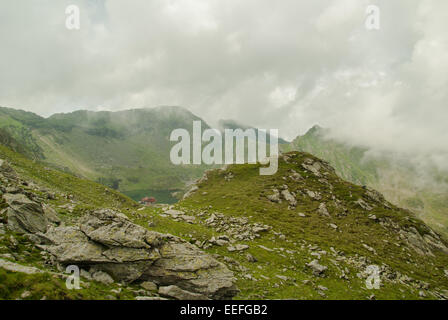 Balea Gletschersee am Transfagarasan. Karpaten Berge, Rumänien. Balea See und Chalet in Rumänien Fagaras-Gebirge Stockfoto