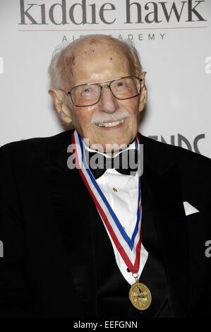 Beverly Hills, CA. 16. Januar 2015. Bob Hoover im Ankunftsbereich für 12. jährlichen lebenden Legenden der Luftfahrt Awards, The Beverly Hilton Hotel, Beverly Hills, CA 16. Januar 2015. Bildnachweis: Michael Germana/Everett Collection/Alamy Live-Nachrichten Stockfoto