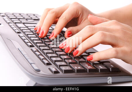 Weibliche Hände Tippen auf Tastatur Stockfoto