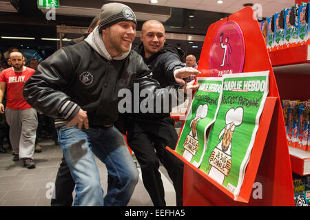 Berlin, Deutschland. 17. Januar 2015. Kenny Rebenstock (L) und Nico Hirte (R) ausführen, um eine Kopie der französischen satirischen Zeitschrift "Charlie Hebdo" am Hauptbahnhof Berlin, Deutschland, 17. Januar 2015 zu kaufen. Sie hatte vor der Buchhandlung seit Mitternacht, auf dem nur zwei Exemplare bei 5 morgens warteten. Foto: MAURIZIO GAMBARINI/Dpa/Alamy Live News Stockfoto