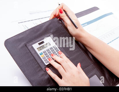 Tastatur auf dem Schreibtisch im Büro durch eine Geschäftsfrau verwendet. Stockfoto