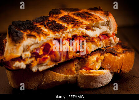 Käse, Tomate und Zwiebel Toast auf dem Grill gemacht. Stockfoto