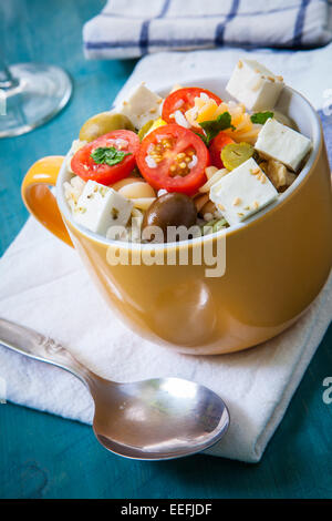 Nudelsalat mit Tomaten-Reis und Feta-Käse auf Schüssel Stockfoto