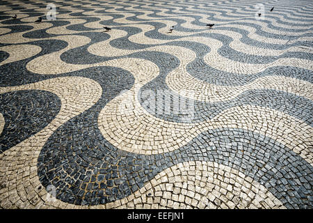 Portugiesischer Bürgersteig am Rossio-Platz in Lissabon, Portugal. Stockfoto