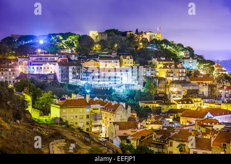 Lissabon, Portugal Stadtbild und Hügel von Sao Jorge Castle. Stockfoto
