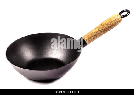 Wok mit Holzgriff auf weißem Hintergrund. Stockfoto