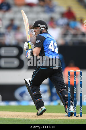 Eden Park, Auckland, Neuseeland. 17. Januar 2015. Brendon McCullum mit der Wimper. ANZ eintägigen internationalen Cricket Series. Match-3 zwischen Neuseeland zurück Kappen und Sri Lanka im Eden Park, Auckland. Neuseeland. Samstag, 17. Januar 2015. Bildnachweis: Aktion Plus Sport/Alamy Live-Nachrichten Stockfoto