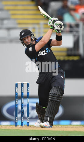 Eden Park, Auckland, Neuseeland. 17. Januar 2015. Martin Guptill mit der Wimper. ANZ eintägigen internationalen Cricket Series. Match-3 zwischen Neuseeland zurück Kappen und Sri Lanka im Eden Park, Auckland. Neuseeland. Samstag, 17. Januar 2015. Bildnachweis: Aktion Plus Sport/Alamy Live-Nachrichten Stockfoto