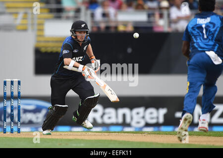 Eden Park, Auckland, Neuseeland. 17. Januar 2015. Tom Latham. ANZ eintägigen internationalen Cricket Series. Match-3 zwischen Neuseeland zurück Kappen und Sri Lanka im Eden Park, Auckland. Neuseeland. Samstag, 17. Januar 2015. Bildnachweis: Aktion Plus Sport/Alamy Live-Nachrichten Stockfoto