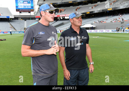 Eden Park, Auckland, Neuseeland. 17. Januar 2015. Kyle Mills und Martin Crowe. ANZ eintägigen internationalen Cricket Series. Match-3 zwischen Neuseeland zurück Kappen und Sri Lanka im Eden Park, Auckland. Neuseeland. Samstag, 17. Januar 2015. Bildnachweis: Aktion Plus Sport/Alamy Live-Nachrichten Stockfoto