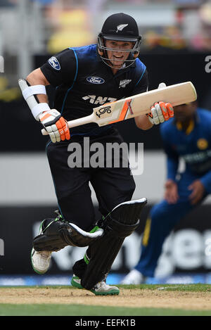 Eden Park, Auckland, Neuseeland. 17. Januar 2015. Tom Latham. ANZ eintägigen internationalen Cricket Series. Match-3 zwischen Neuseeland zurück Kappen und Sri Lanka im Eden Park, Auckland. Neuseeland. Samstag, 17. Januar 2015. Bildnachweis: Aktion Plus Sport/Alamy Live-Nachrichten Stockfoto