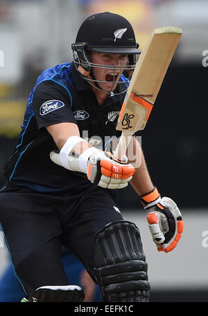 Eden Park, Auckland, Neuseeland. 17. Januar 2015. Tom Latham. ANZ eintägigen internationalen Cricket Series. Match-3 zwischen Neuseeland zurück Kappen und Sri Lanka im Eden Park, Auckland. Neuseeland. Samstag, 17. Januar 2015. Bildnachweis: Aktion Plus Sport/Alamy Live-Nachrichten Stockfoto