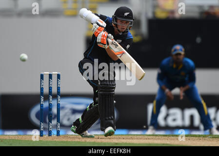 Eden Park, Auckland, Neuseeland. 17. Januar 2015. Tom Latham. ANZ eintägigen internationalen Cricket Series. Match-3 zwischen Neuseeland zurück Kappen und Sri Lanka im Eden Park, Auckland. Neuseeland. Samstag, 17. Januar 2015. Bildnachweis: Aktion Plus Sport/Alamy Live-Nachrichten Stockfoto