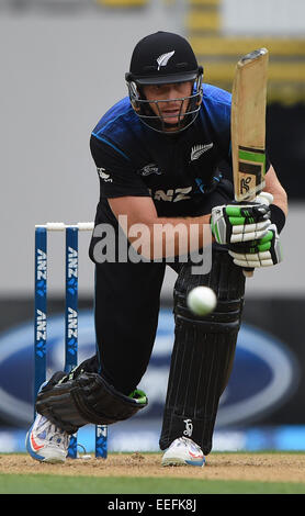 Eden Park, Auckland, Neuseeland. 17. Januar 2015. Martin Guptill mit der Wimper. ANZ eintägigen internationalen Cricket Series. Match-3 zwischen Neuseeland zurück Kappen und Sri Lanka im Eden Park, Auckland. Neuseeland. Samstag, 17. Januar 2015. Bildnachweis: Aktion Plus Sport/Alamy Live-Nachrichten Stockfoto