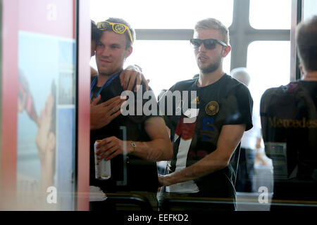 Mitglieder der deutschen Fußballnationalmannschaft Check-in am Flughafen Tegel nach ihre Heimatstädte zu fliegen.  Mitwirkende: Atmosphäre wo: Berlin, Deutschland bei: 15. Juli 2014 Stockfoto