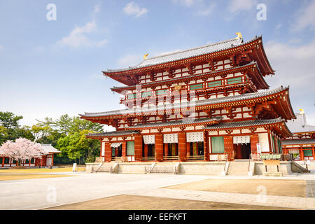 Nara, Japan im Goldenen Saal des Yakushi-Ji Tempel mit einem Hauch von Kirsche Frühlingsblüten. Stockfoto