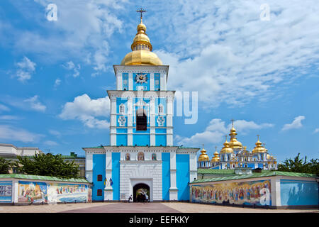 Klosterkirche St. Michael mit Kathedrale und Bell Tower gesehen vor St. Michael Platz in Kiew, Ukraine Stockfoto