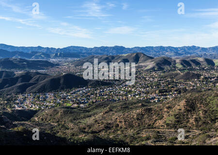 Berg Draufsicht der gehobenen Vorort von Thousand Oaks in östlichen Ventura County Los Angeles. Stockfoto