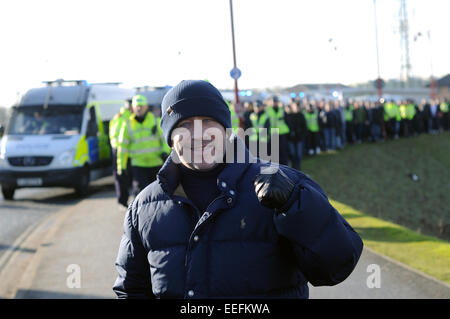 Derby, Derbyshire, UK.17th Januar 2015.Local East Midland Rivalen Derby County und Nottingham Forest eine Derby spielen match bei Ipro Stadion heute kick-off 12:15. Thier ist hart umkämpft zwischen den beiden Vereinen mit der Atmosphäre außerhalb der Erde bauen. Derbys sitzen zweiter in der Ligatabelle mit Wald gehen durch einen bösen Zauber und sind Mitte-Liga. Derby County Fan außerhalb Boden. Bildnachweis: IFIMAGE/Alamy Live-Nachrichten Stockfoto