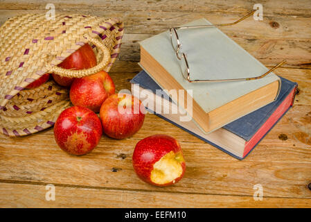 Stillleben mit Büchern und Zutaten von Märchen, ein Konzept Stockfoto