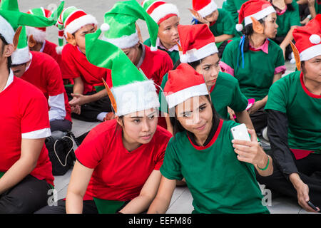 Im Siam Paragon Parc vor Siam Paragon Store, 1.762 Weihnachtselfen Guinness World Record, Bangkok, Thailand. Stockfoto