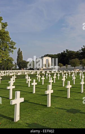 Grab Grabsteine, amerikanische Soldatenfriedhof, Cambridge, England, mit Gedenkkapelle im Hintergrund Stockfoto