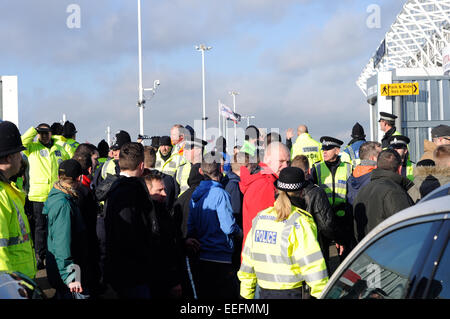 Derby, Derbyshire, UK.17th Januar 2015.Local East Midland Rivalen Derby County und Nottingham Forest spielt eine Derby match bei Ipro Stadion heute kick-off 12:15. Thier ist hart umkämpft zwischen den beiden Vereinen mit der Atmosphäre außerhalb der Erde bauen. Derbys sitzen zweiter in der Ligatabelle mit Wald gehen durch einen bösen Zauber und sind Mitte-Liga. Derby County 1-2 Nottingham Forest zur Folge. Bildnachweis: IFIMAGE/Alamy Live-Nachrichten Stockfoto