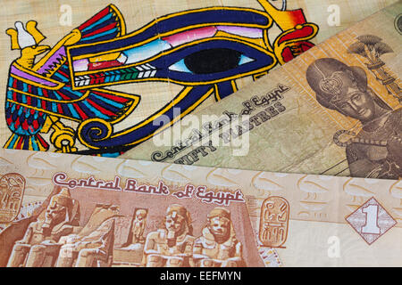 Typisch ägyptische Hieroglyphen auf Papyrus und verschiedene Banknoten Stockfoto