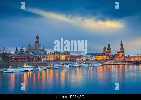 Dresden. Bild von Dresden, Deutschland während der blauen Dämmerstunde mit Elbe Fluss im Vordergrund. Stockfoto