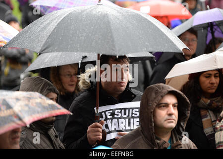 Freiburg, Deutschland. 17. Januar 2015. Ein Mann hält ein Schild, das liest "Je Suis Charlie" bei einer Solidarität Rallye für "Charlie Hebdo" in Freiburg, Deutschland, 17. Januar 2015. Polizeiberichten zufolge nahmen rund 400 Personen an der Kundgebung zum Gedenken an die Opfer von Terror-Anschlag auf französischen satirischen "Charlie Hebdo" am 7. Januar 2015. Die Aleviten kulturelle Union und die interkulturelle sammeln "Faerbung' (wörtl. Färbung) aus Freiburg für die Veranstaltung genannt. Foto: PATRICK SEEGER/Dpa/Alamy Live News Stockfoto