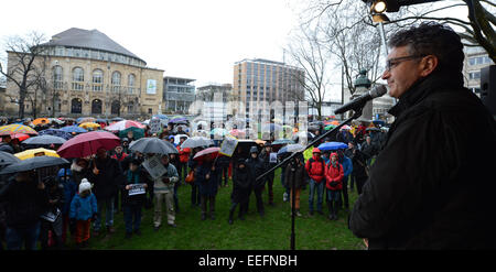 Freiburg, Deutschland. 17. Januar 2015. Der Bürgermeister von Freiburg Dieter Salomon spricht auf einer Solidaritätskundgebung für "Charlie Hebdo" in Freiburg, Deutschland, 17. Januar 2015. Polizeiberichten zufolge nahmen rund 400 Personen an der Kundgebung zum Gedenken an die Opfer von Terror-Anschlag auf französischen satirischen "Charlie Hebdo" am 7. Januar 2015. Die Aleviten kulturelle Union und die interkulturelle sammeln "Faerbung' (wörtl. Färbung) aus Freiburg für die Veranstaltung genannt. Foto: PATRICK SEEGER/Dpa/Alamy Live News Stockfoto