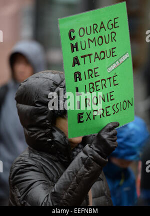 Freiburg, Deutschland. 17. Januar 2015. Eine Frau hält ein Schild an einer Solidaritätskundgebung für "Charlie Hebdo" in Freiburg, Deutschland, 17. Januar 2015. Polizeiberichten zufolge nahmen rund 400 Personen an der Kundgebung zum Gedenken an die Opfer von Terror-Anschlag auf französischen satirischen "Charlie Hebdo" am 7. Januar 2015. Die Aleviten kulturelle Union und die interkulturelle sammeln "Faerbung' (wörtl. Färbung) aus Freiburg für die Veranstaltung genannt. Foto: PATRICK SEEGER/Dpa/Alamy Live News Stockfoto