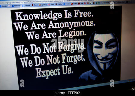 Bildschirm mit der Meldung über den Computer auf eine Website in der weltweiten hacktivist Gruppe anonymer Hacker gehackt Stockfoto