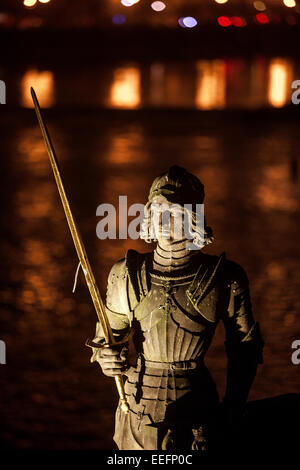 Prager Statue des Bruncvik Knight steht an der Karlsbrücke Prag bei Nacht Fluss Stockfoto