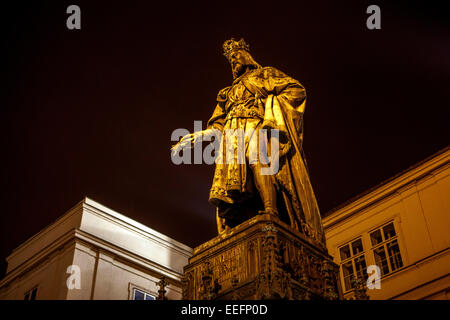 Karl IV., Kaiser des Heiligen Römischen Reiches, und der tschechische König Geliebte, Ritter des Kreuzes Square, in der Nähe der Karlsbrücke, Prag, Tschechische Republik Stockfoto