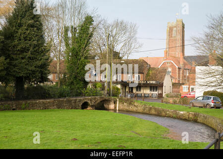 Ein Dorf in Somerset in der Nähe von der Website von Hinkley Point C Kernenergie Station Cannington. Freundlichen Geist pub Stockfoto