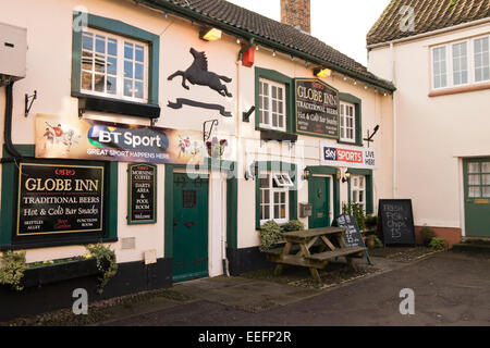 Ein Dorf in Somerset in der Nähe von der Website von Hinkley Point C Kernenergie Station Cannington.  Die Globe Inn Pub Stockfoto