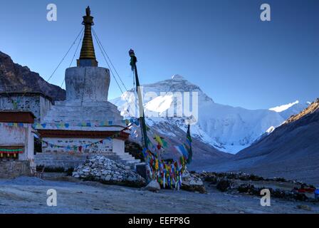 Rongpu Kloster (Tibet) mit North Face des Mount Everest im Hintergrund Stockfoto