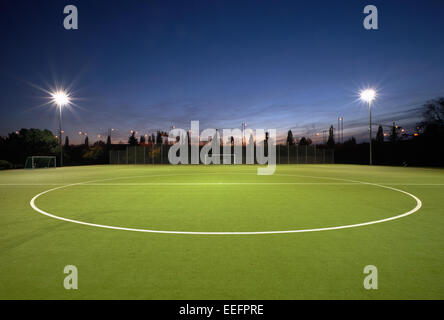 Berlin, Deutschland, Fußballplatz mit Flutlicht bei Nacht Stockfoto