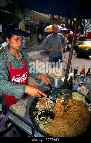 Thailand, Bangkok, Khao San Road, Nudeln Straßenstand, Pad thai Stockfoto